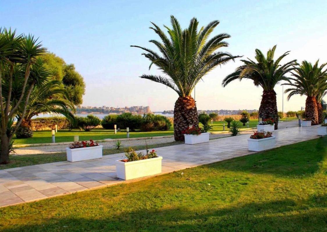 Hotel Saraceno Al Faro ตารันโต ภายนอก รูปภาพ