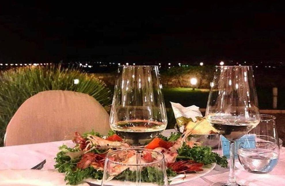 Hotel Saraceno Al Faro ตารันโต ภายนอก รูปภาพ
