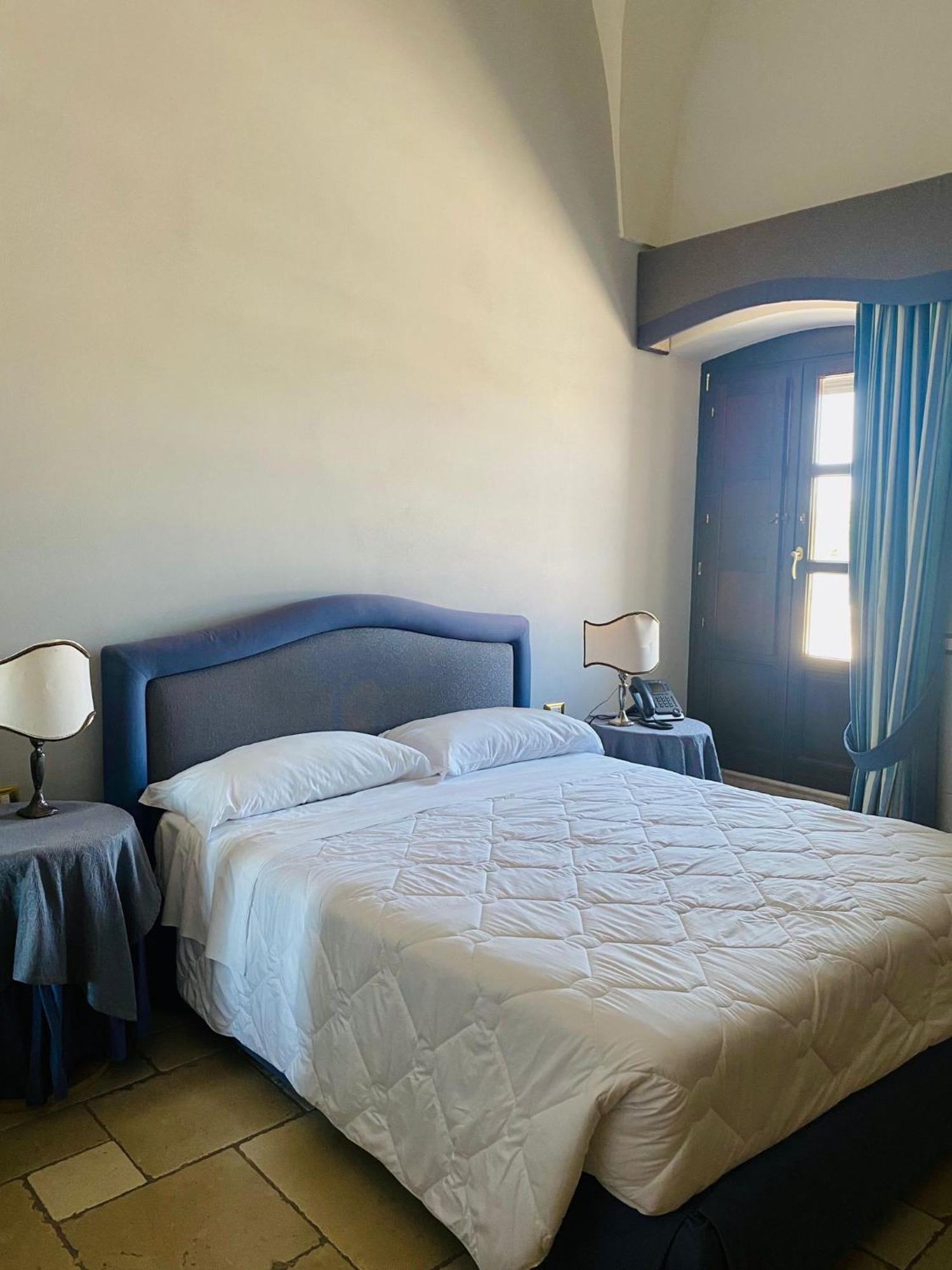 Hotel Saraceno Al Faro ตารันโต ภายนอก รูปภาพ