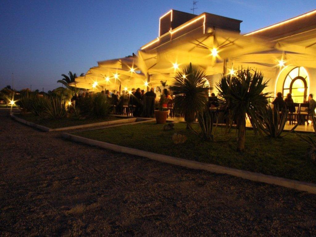 Hotel Saraceno Al Faro ตารันโต ภายนอก รูปภาพ